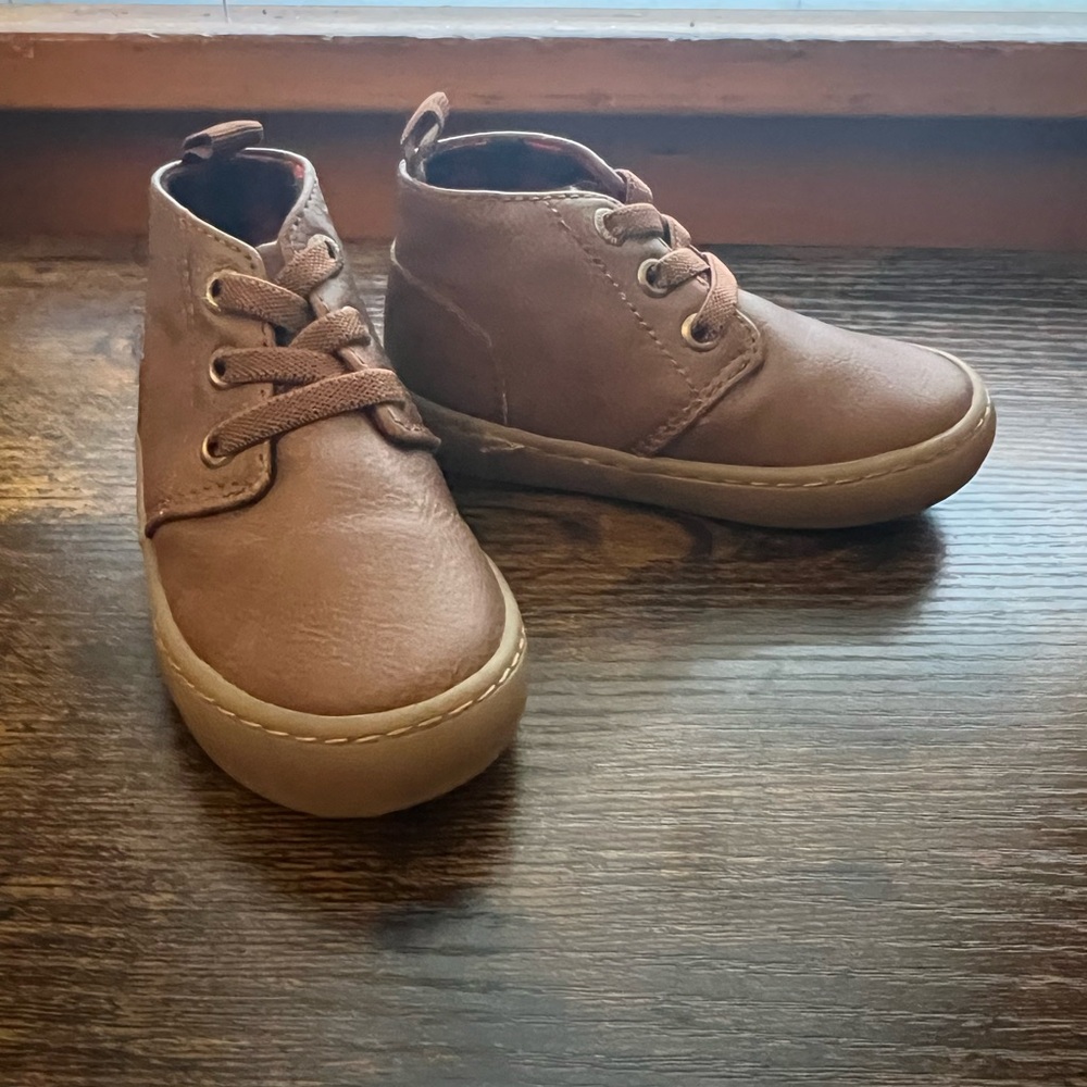 Old Navy boots size 5 toddler.